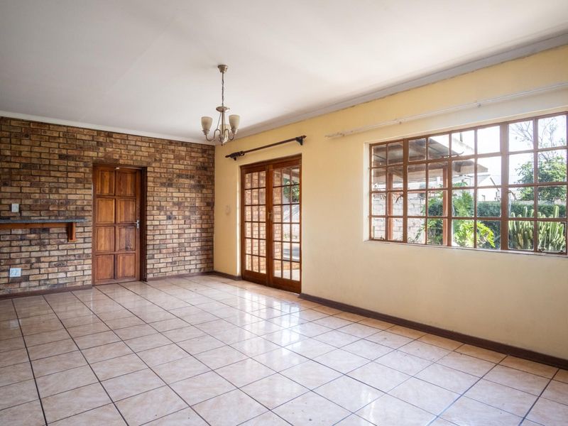 Charming 2 Bedroom Face Brick Home in a Peaceful Cul-de-Sac - Photo 6