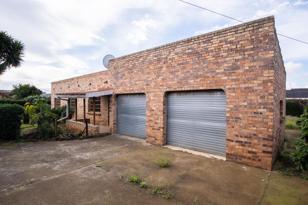 Charming 2 Bedroom Face Brick Home in a Peaceful Cul-de-Sac - Photo 4