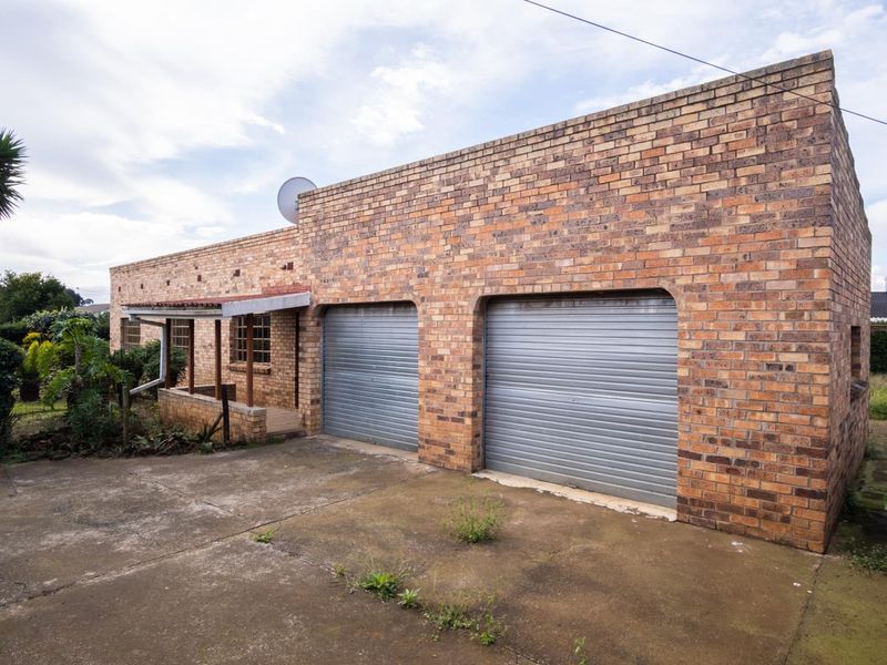 Charming 2 Bedroom Face Brick Home in a Peaceful Cul-de-Sac - Photo 4