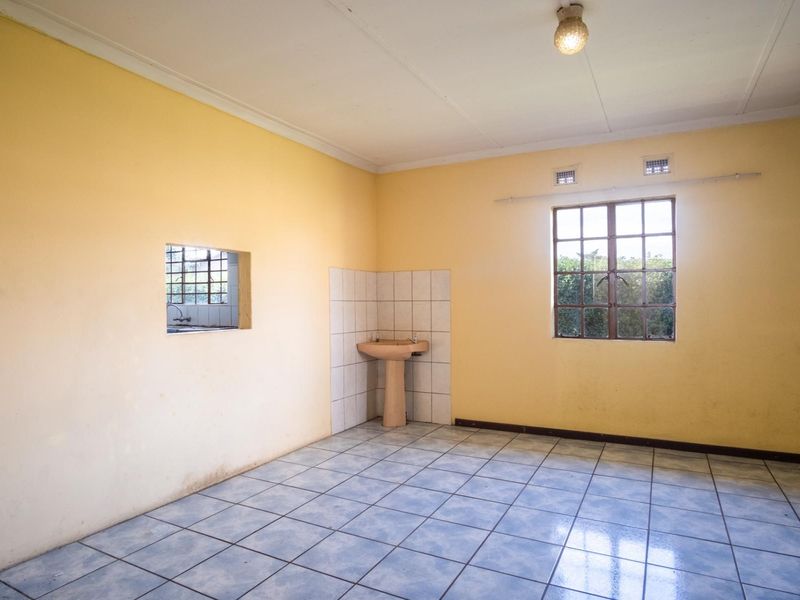 Charming 2 Bedroom Face Brick Home in a Peaceful Cul-de-Sac - Photo 7