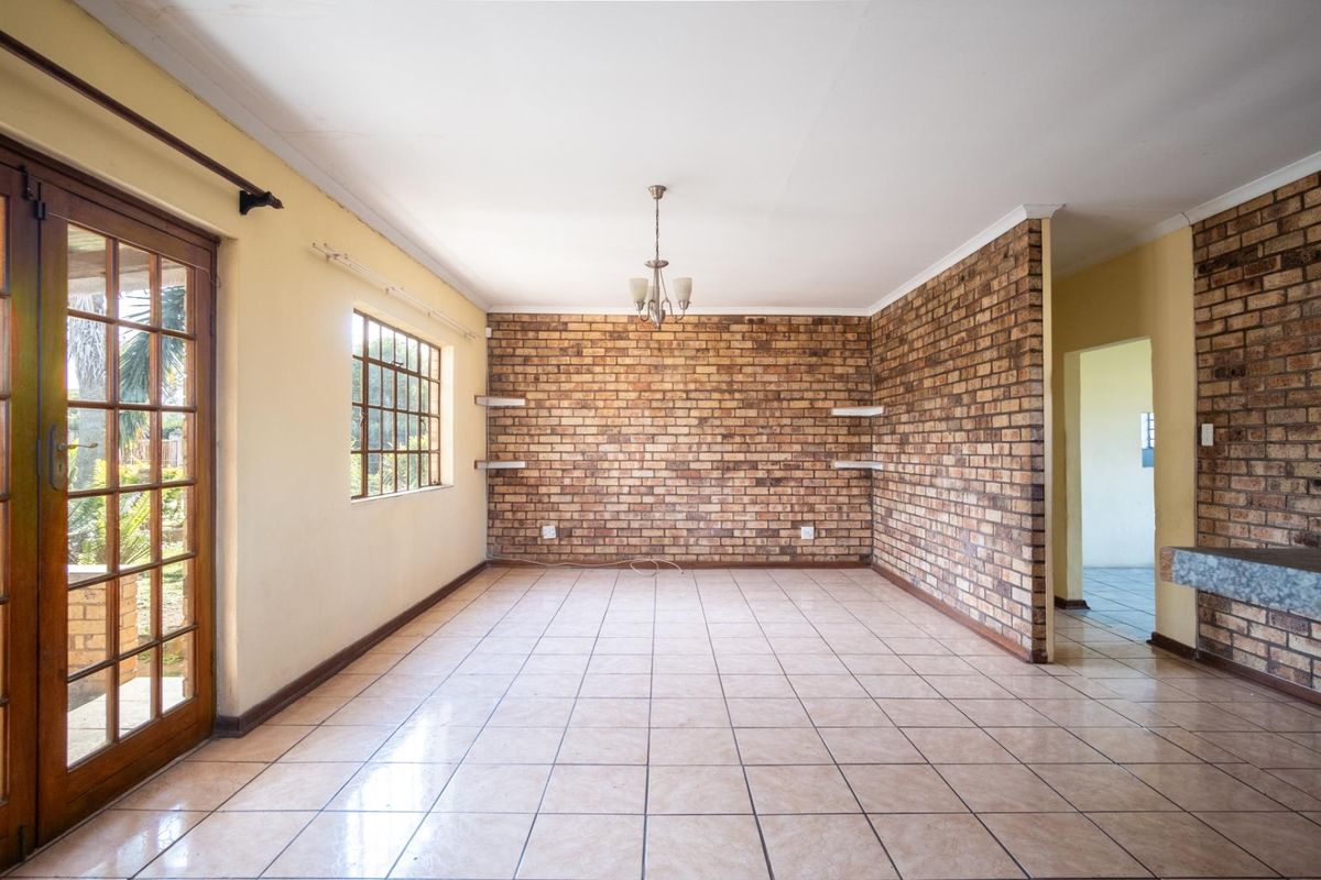 Charming 2 Bedroom Face Brick Home in a Peaceful Cul-de-Sac - Photo 5