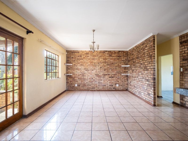 Charming 2 Bedroom Face Brick Home in a Peaceful Cul-de-Sac - Photo 5