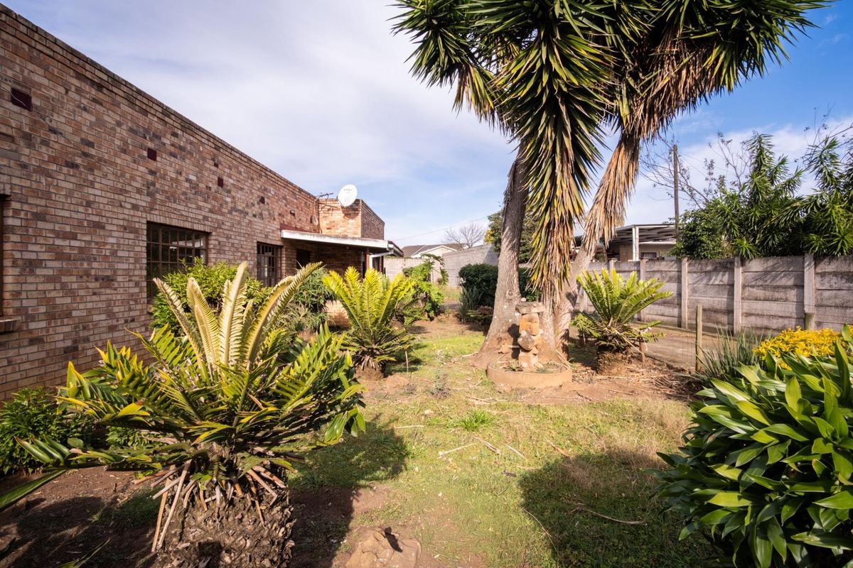 Charming 2 Bedroom Face Brick Home in a Peaceful Cul-de-Sac - Photo 2