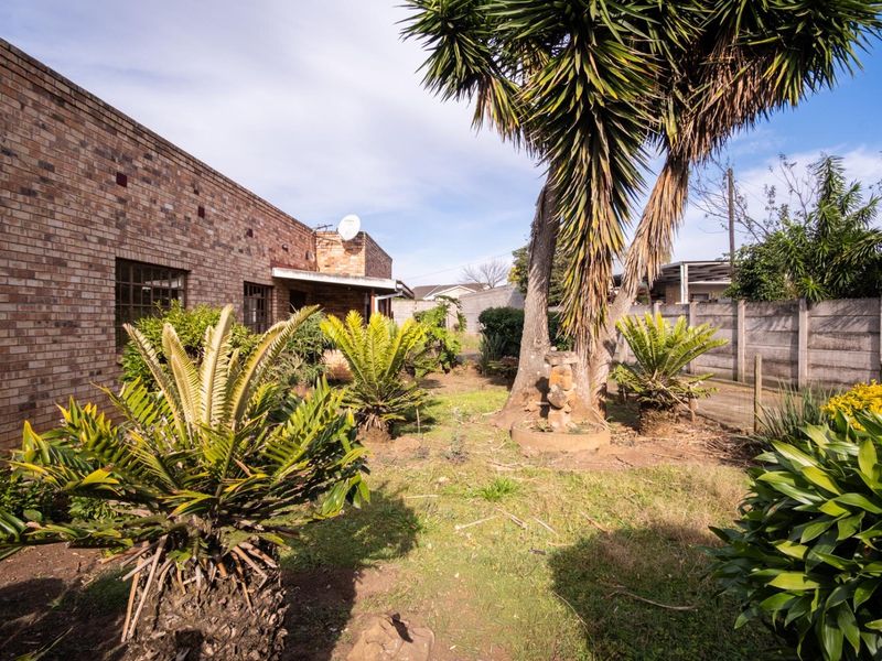 Charming 2 Bedroom Face Brick Home in a Peaceful Cul-de-Sac - Photo 2