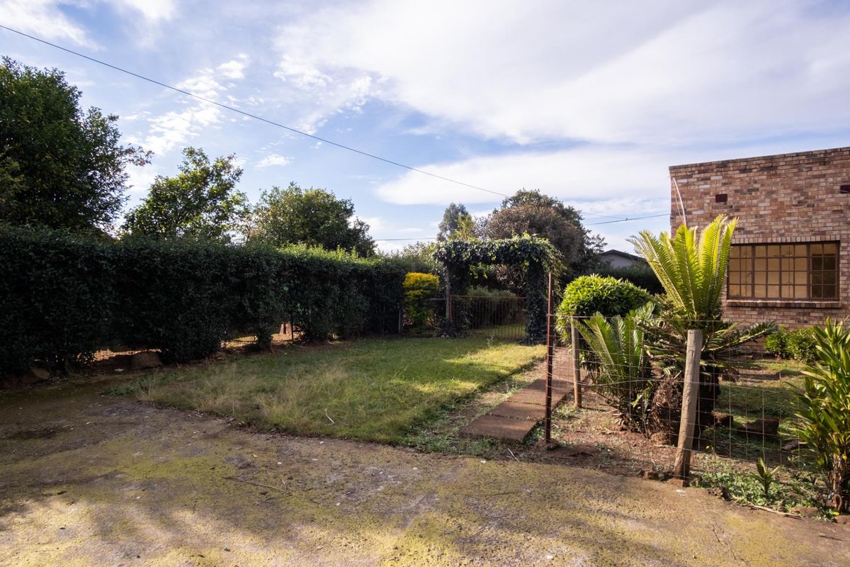 Charming 2 Bedroom Face Brick Home in a Peaceful Cul-de-Sac - Photo 3
