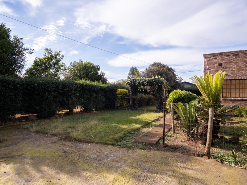 Charming 2 Bedroom Face Brick Home in a Peaceful Cul-de-Sac - Photo 3