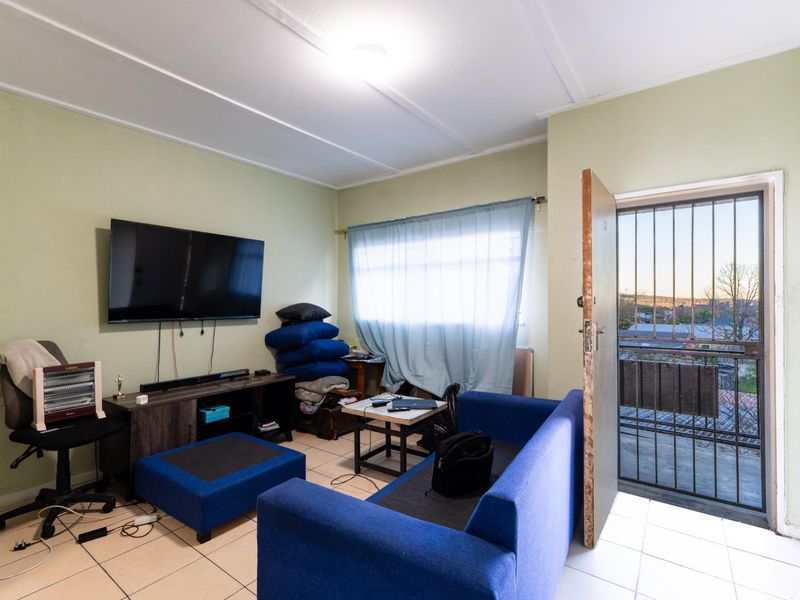 Affordable One-Bedroom Apartment in Stellenbosch SOLE MANDATE - Photo 4