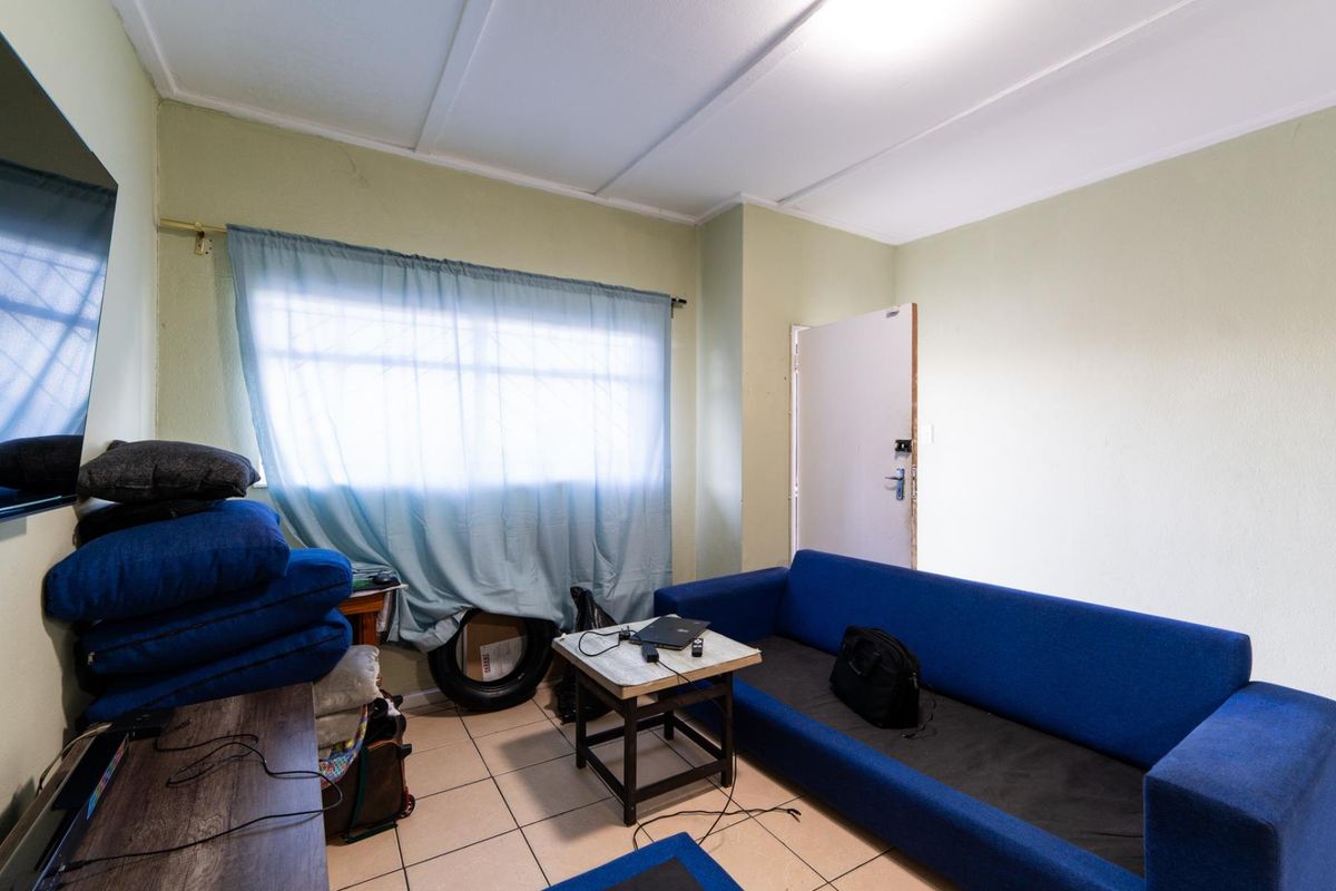Affordable One-Bedroom Apartment in Stellenbosch SOLE MANDATE - Photo 2