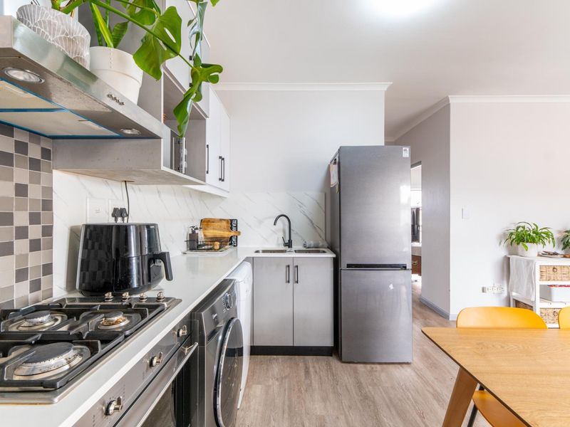 Modern 2-Bedroom Apartment in La Bella Complex, Whispering Pines - Photo 6