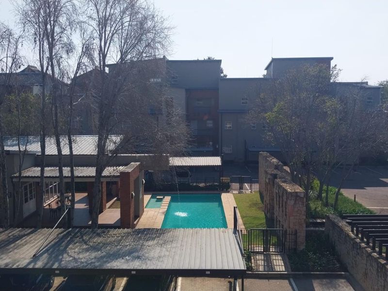 Chic and Spacious Loft Apartment in Pineslopes - Rented Investment Opportunity! - Photo 1