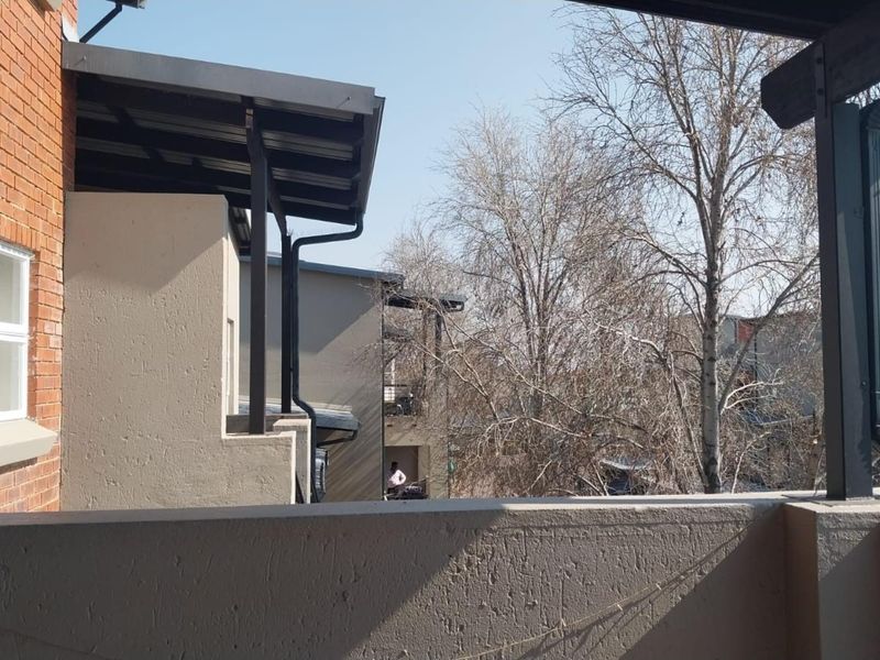 Chic and Spacious Loft Apartment in Pineslopes - Rented Investment Opportunity! - Photo 2