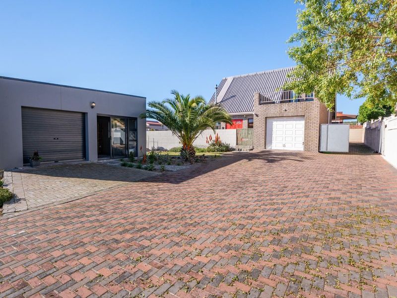 Versatile Family Home with Lagoon Views and Separate Studio in Langebaan - Photo 1