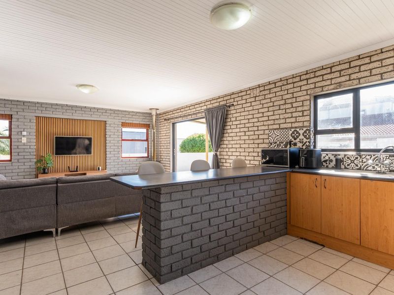 Versatile Family Home with Lagoon Views and Separate Studio in Langebaan - Photo 9