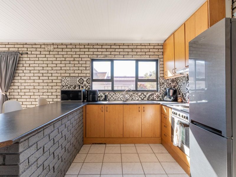 Versatile Family Home with Lagoon Views and Separate Studio in Langebaan - Photo 8