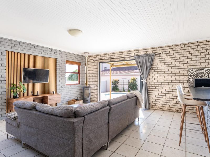 Versatile Family Home with Lagoon Views and Separate Studio in Langebaan - Photo 6