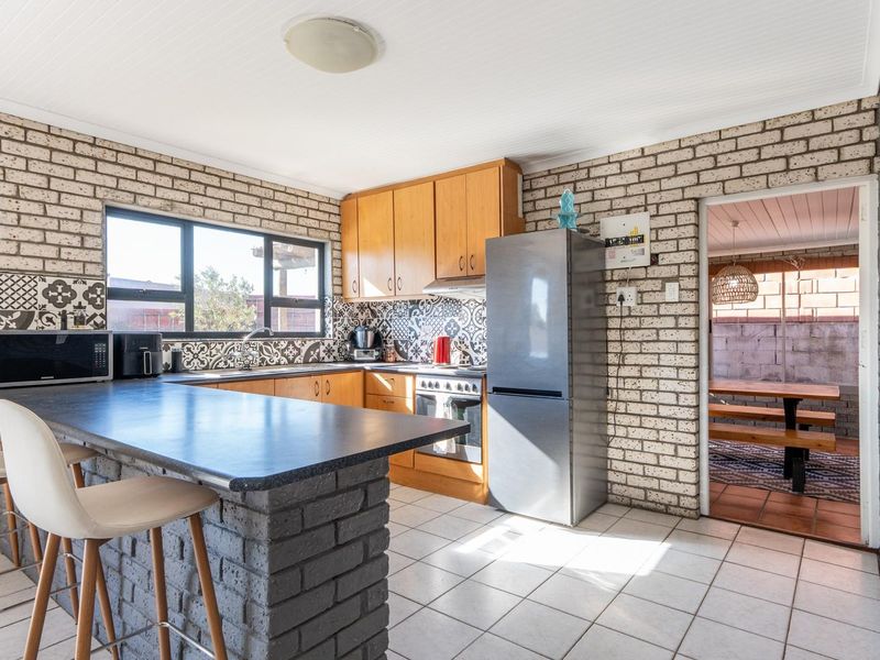 Versatile Family Home with Lagoon Views and Separate Studio in Langebaan - Photo 7