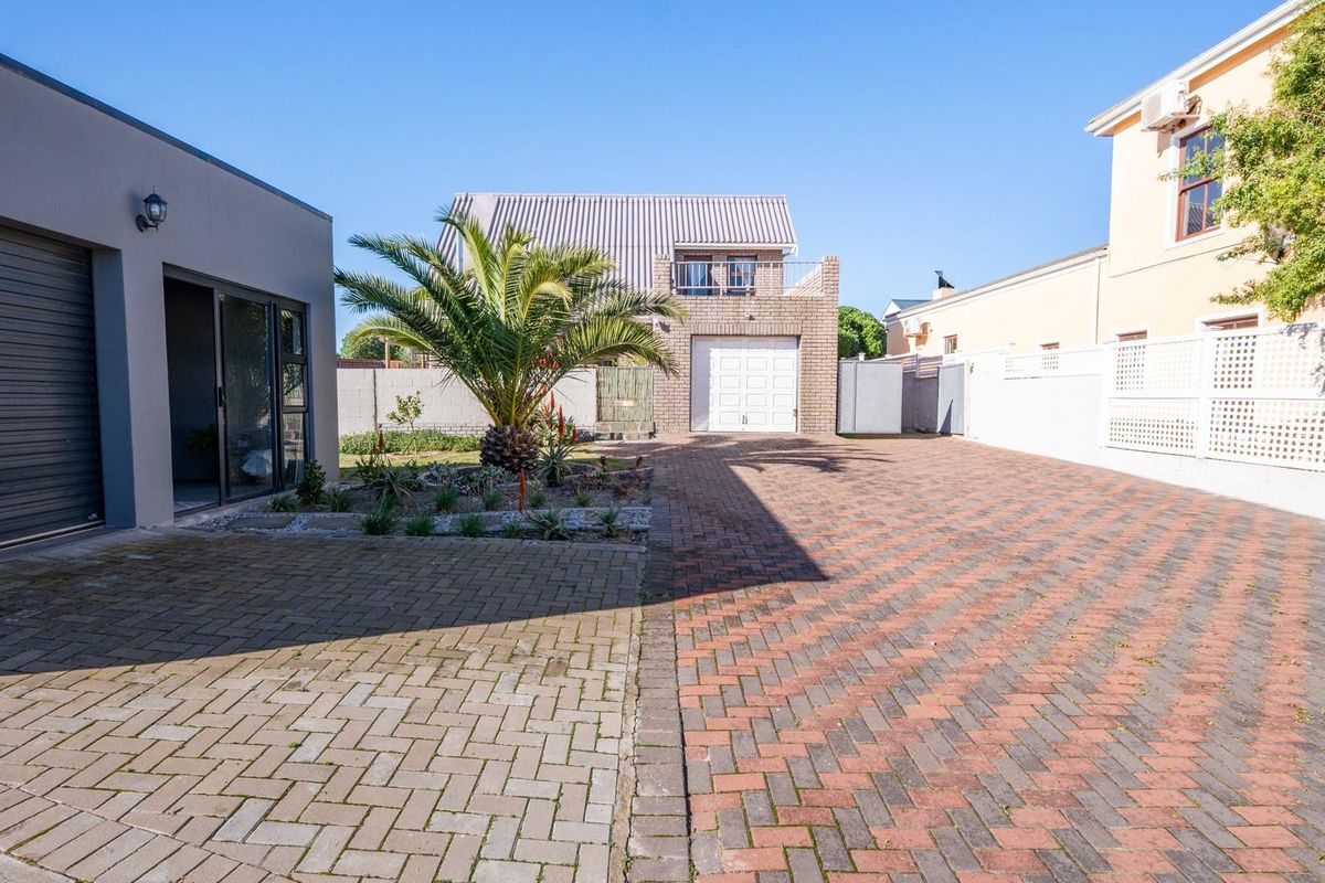 Versatile Family Home with Lagoon Views and Separate Studio in Langebaan - Photo 2