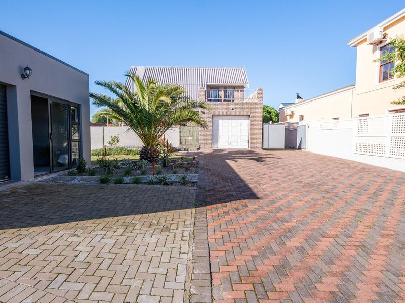 Versatile Family Home with Lagoon Views and Separate Studio in Langebaan - Photo 2