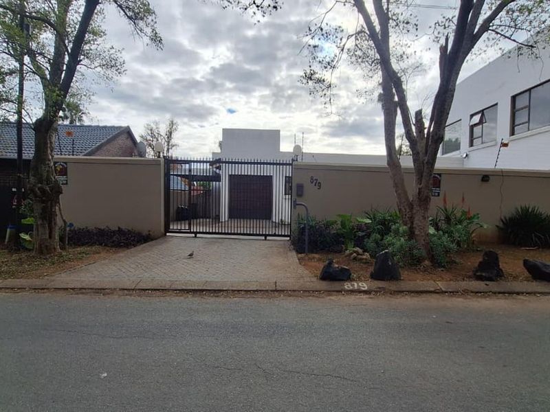 4 BEDROOM FAMILY HOME with EXCELLENT POTENTIAL - Photo 1