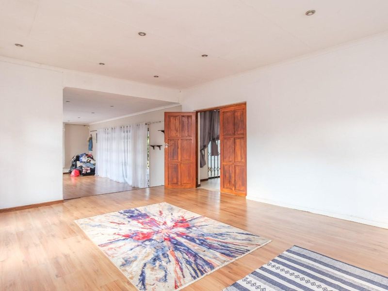 4 BEDROOM FAMILY HOME with EXCELLENT POTENTIAL - Photo 4