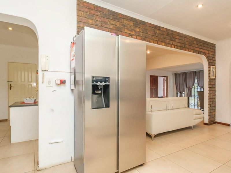 4 BEDROOM FAMILY HOME with EXCELLENT POTENTIAL - Photo 9