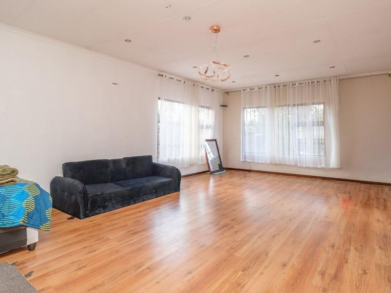 4 BEDROOM FAMILY HOME with EXCELLENT POTENTIAL - Photo 6