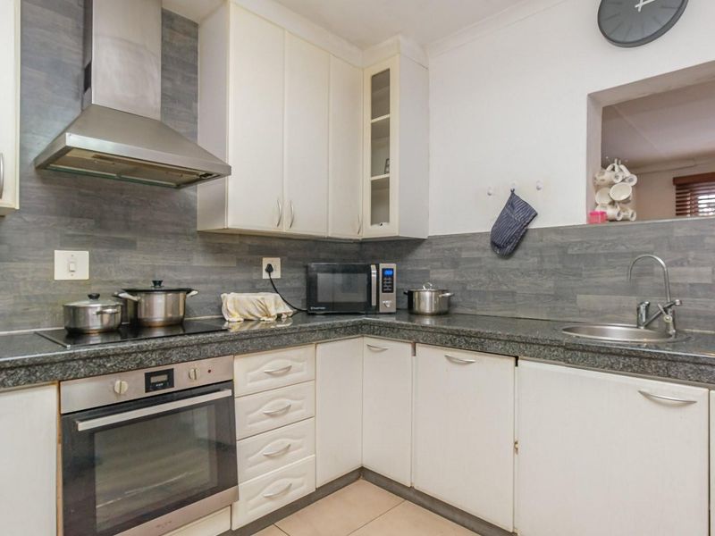 4 BEDROOM FAMILY HOME with EXCELLENT POTENTIAL - Photo 8
