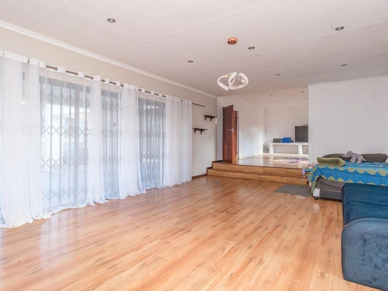 4 BEDROOM FAMILY HOME with EXCELLENT POTENTIAL - Photo 7