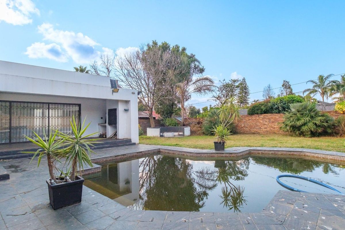 4 BEDROOM FAMILY HOME with EXCELLENT POTENTIAL - Photo 2