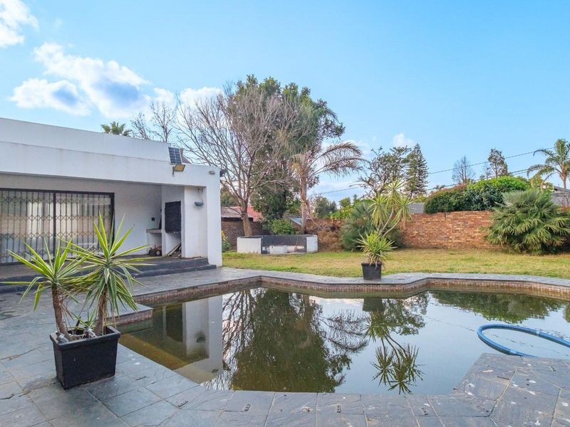 4 BEDROOM FAMILY HOME with EXCELLENT POTENTIAL - Photo 2