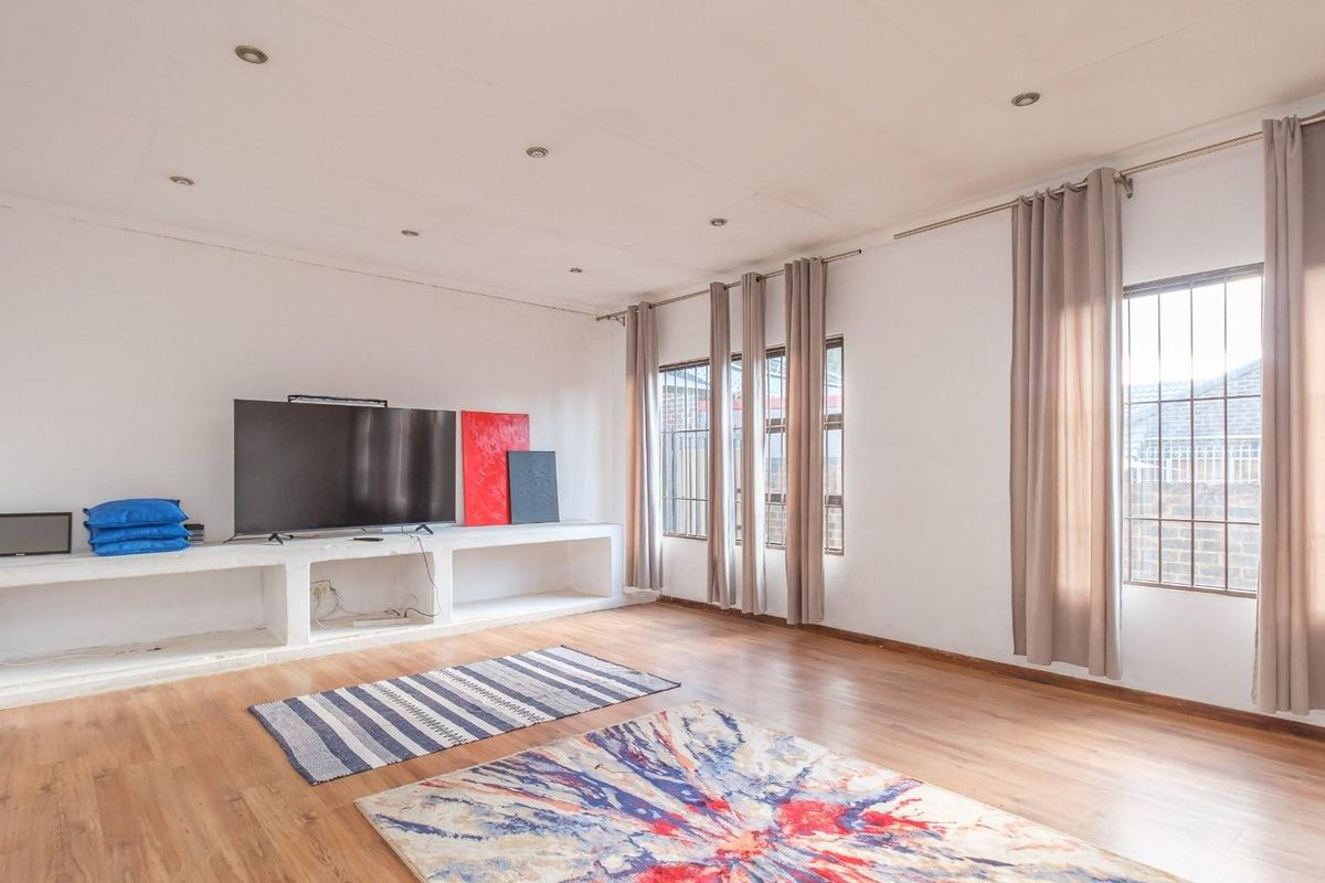 4 BEDROOM FAMILY HOME with EXCELLENT POTENTIAL - Photo 3