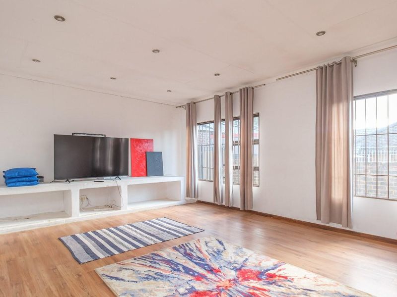 4 BEDROOM FAMILY HOME with EXCELLENT POTENTIAL - Photo 3