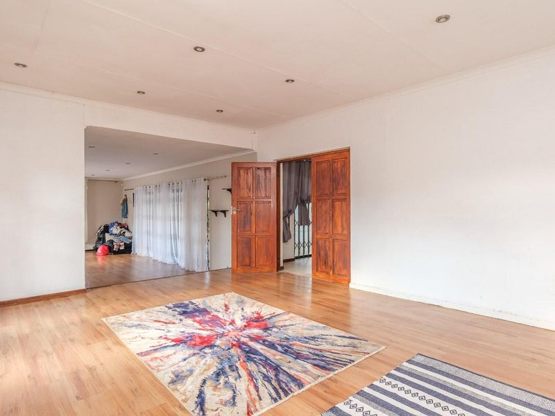 4 BEDROOM FAMILY HOME with EXCELLENT POTENTIAL - Photo 5