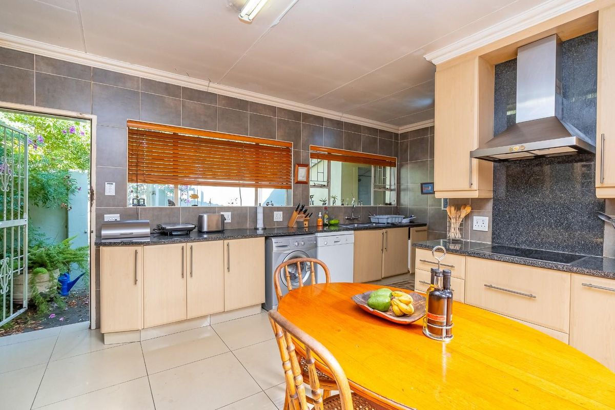 Three-bedroom renovators dream in prime location. - Photo 5