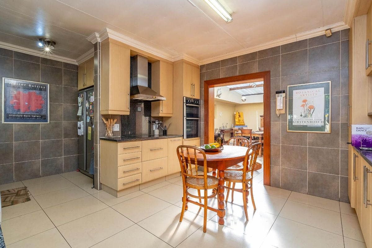 Three-bedroom renovators dream in prime location. - Photo 4