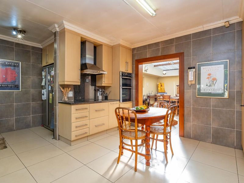 Three-bedroom renovators dream in prime location. - Photo 4