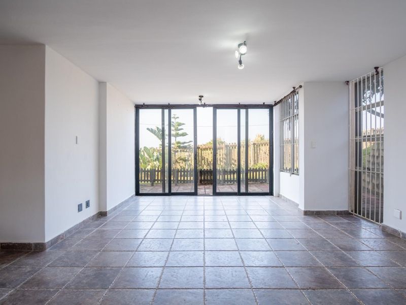 Spacious Ground Floor Beachfront Living in Malaba Hills, La Mercy - Photo 2