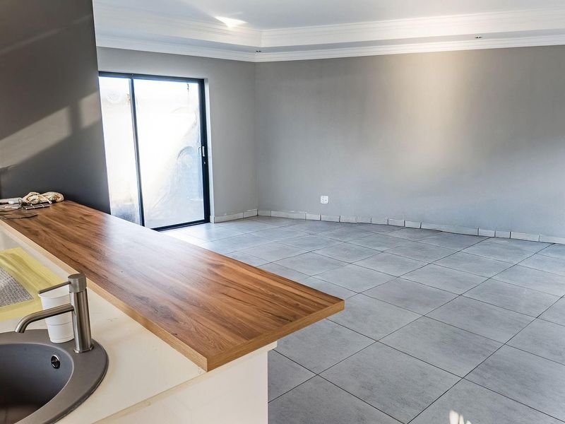 Newly built Stylish 3 Bedroom Home in Bendor! - Photo 7