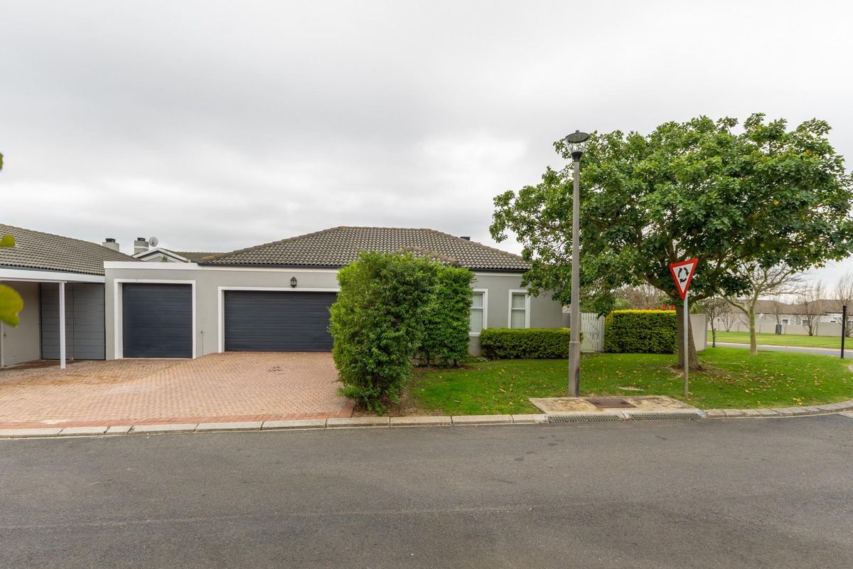 Spacious single level living on a prime corner plot in popular Avalon Estate - Photo 3