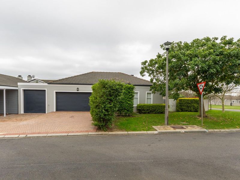Spacious single level living on a prime corner plot in popular Avalon Estate - Photo 3