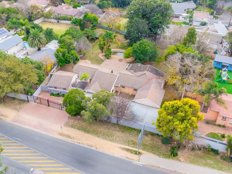 Prime Fourways Opportunity on ±2,500 m2 with Extensive Improvements - Photo 1