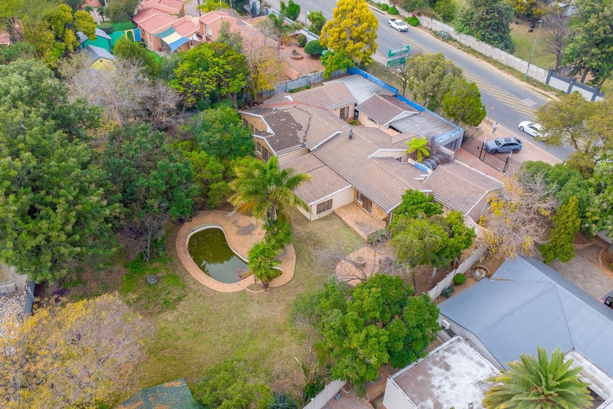 Prime Fourways Opportunity on ±2,500 m2 with Extensive Improvements - Photo 2