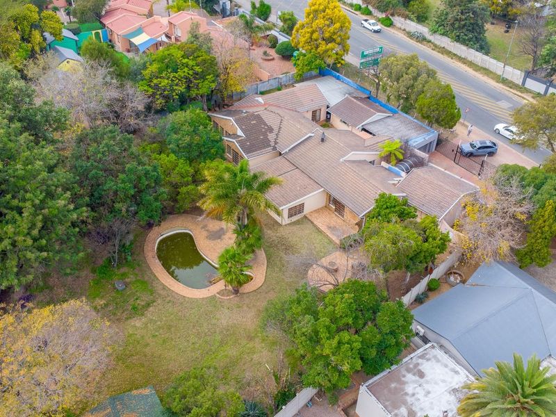 Prime Fourways Opportunity on ±2,500 m2 with Extensive Improvements - Photo 2