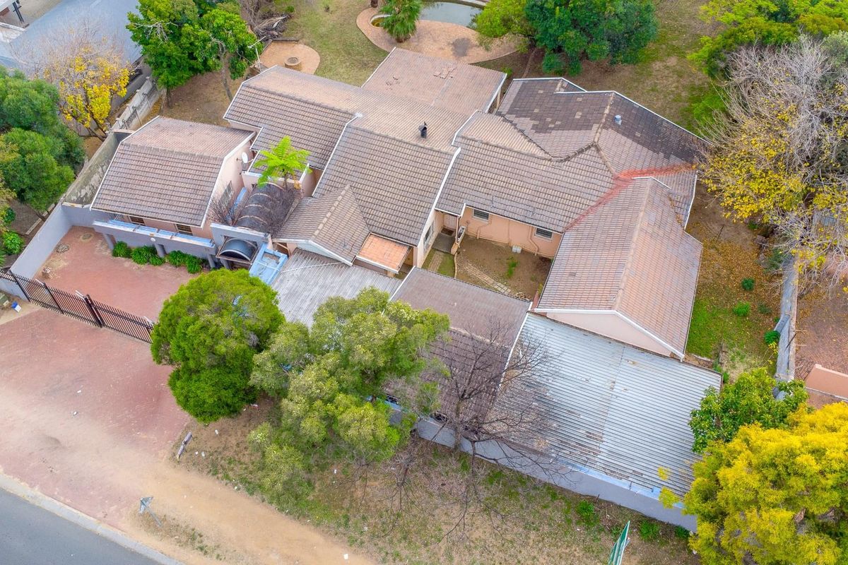 Prime Fourways Opportunity on ±2,500 m2 with Extensive Improvements - Photo 4