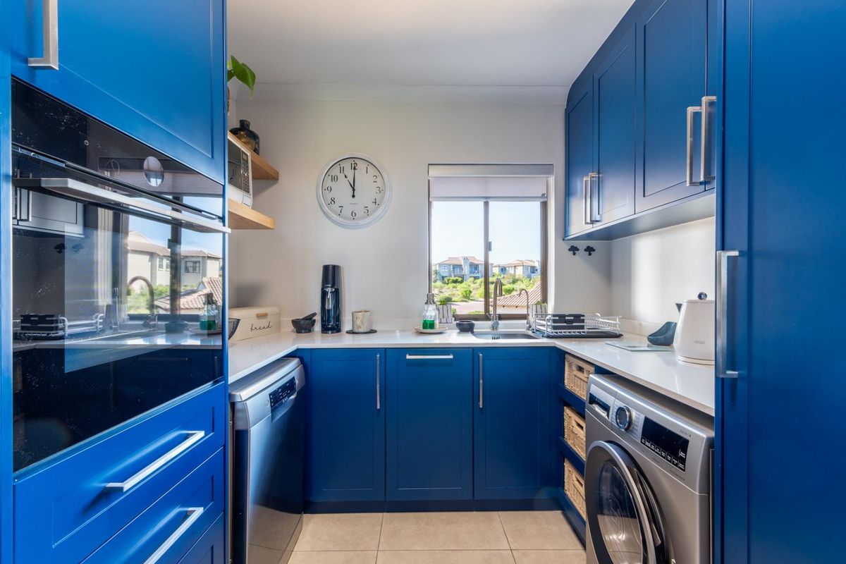 FULLY RENOVATED | MODERN | MOVE-IN READY| FIRST FLOOR APARTMENT - Photo 4