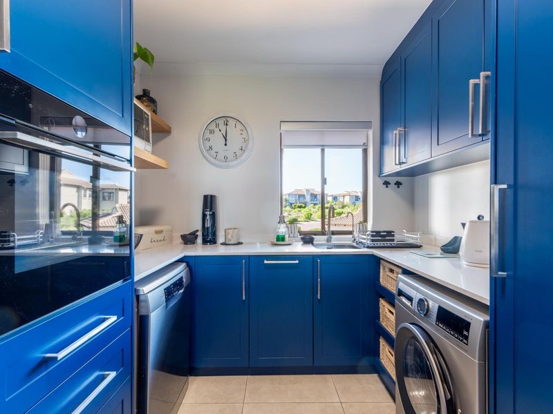 FULLY RENOVATED | MODERN | MOVE-IN READY| FIRST FLOOR APARTMENT - Photo 4