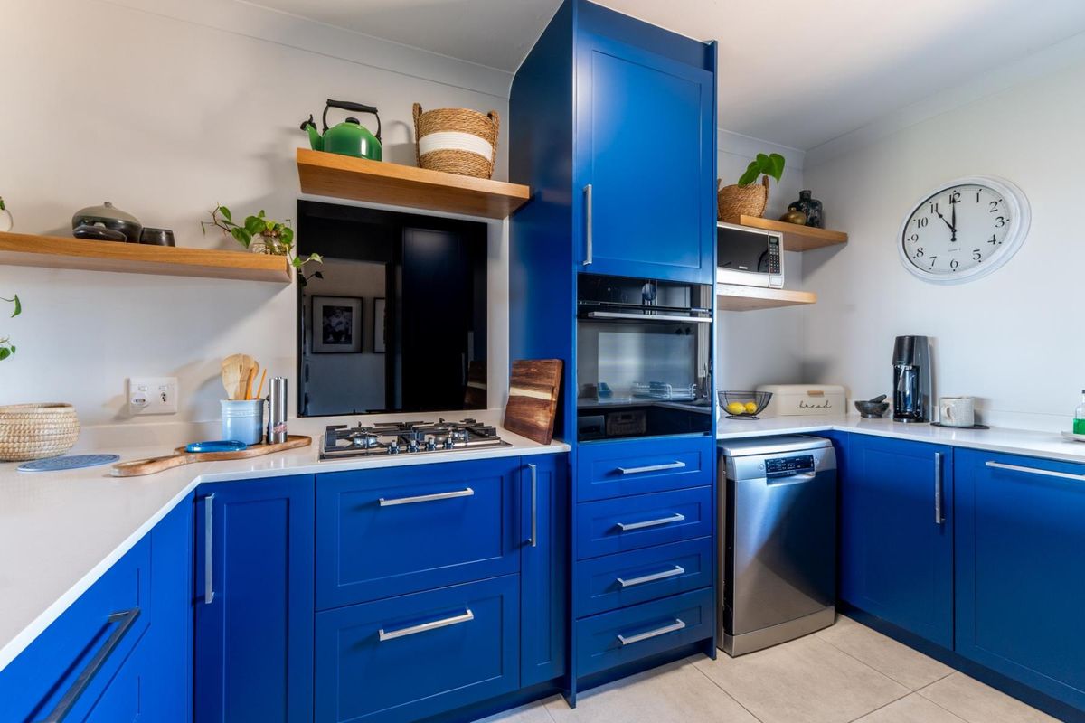 FULLY RENOVATED | MODERN | MOVE-IN READY| FIRST FLOOR APARTMENT - Photo 3
