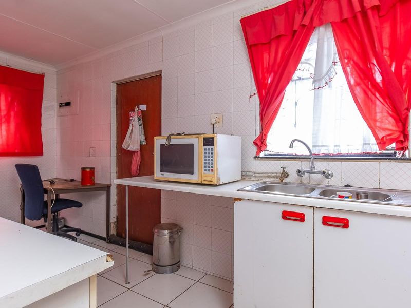 Affordable 3 Bedroom Freehold property in Newclare - Prime Location near amenities - Photo 10