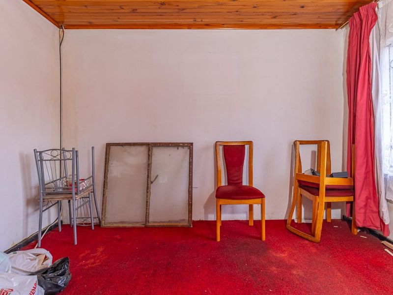 Affordable 3 Bedroom Freehold property in Newclare - Prime Location near amenities - Photo 9