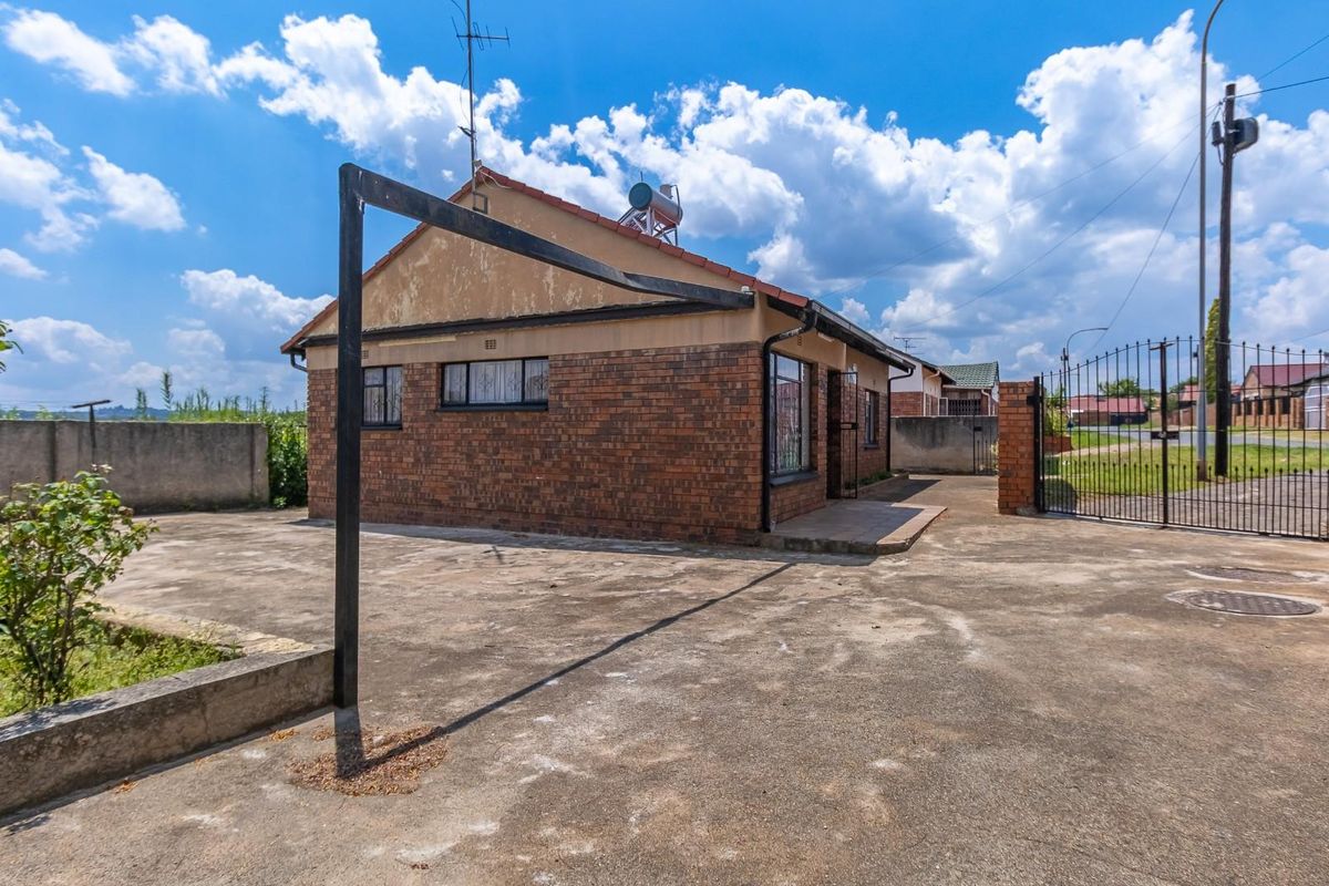 Affordable 3 Bedroom Freehold property in Newclare - Prime Location near amenities - Photo 2